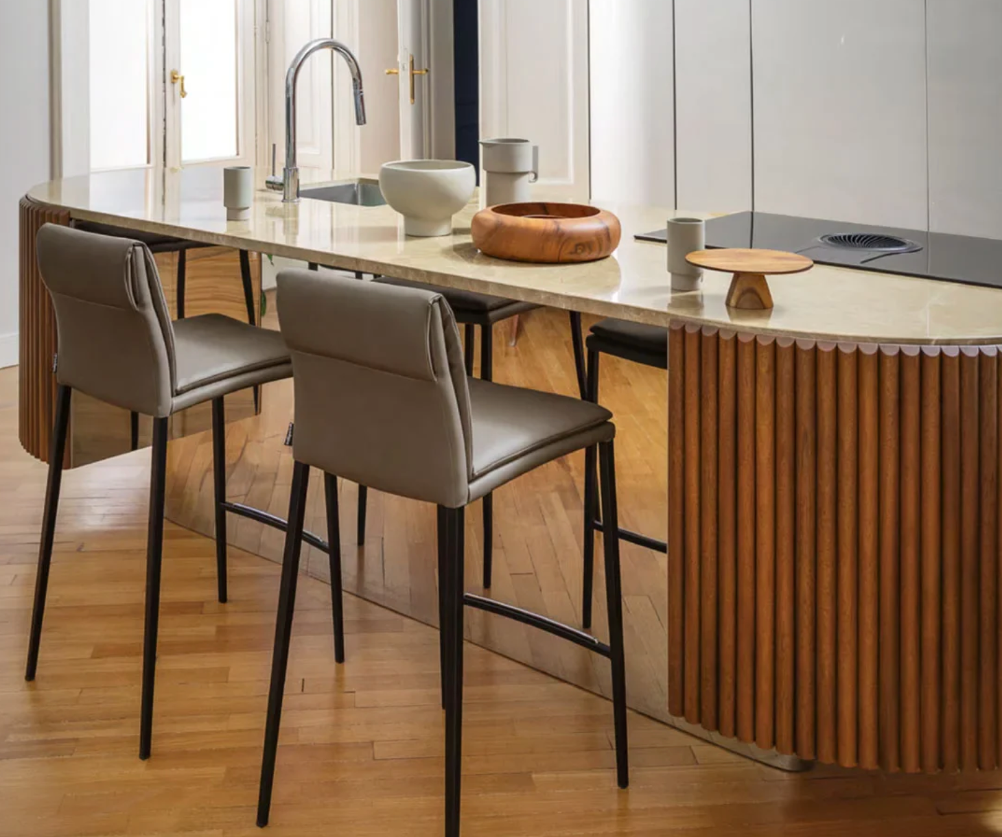 Guía de Diseño: ¿Cómo elegir el Banco Ideal para tu tipo de Barra?