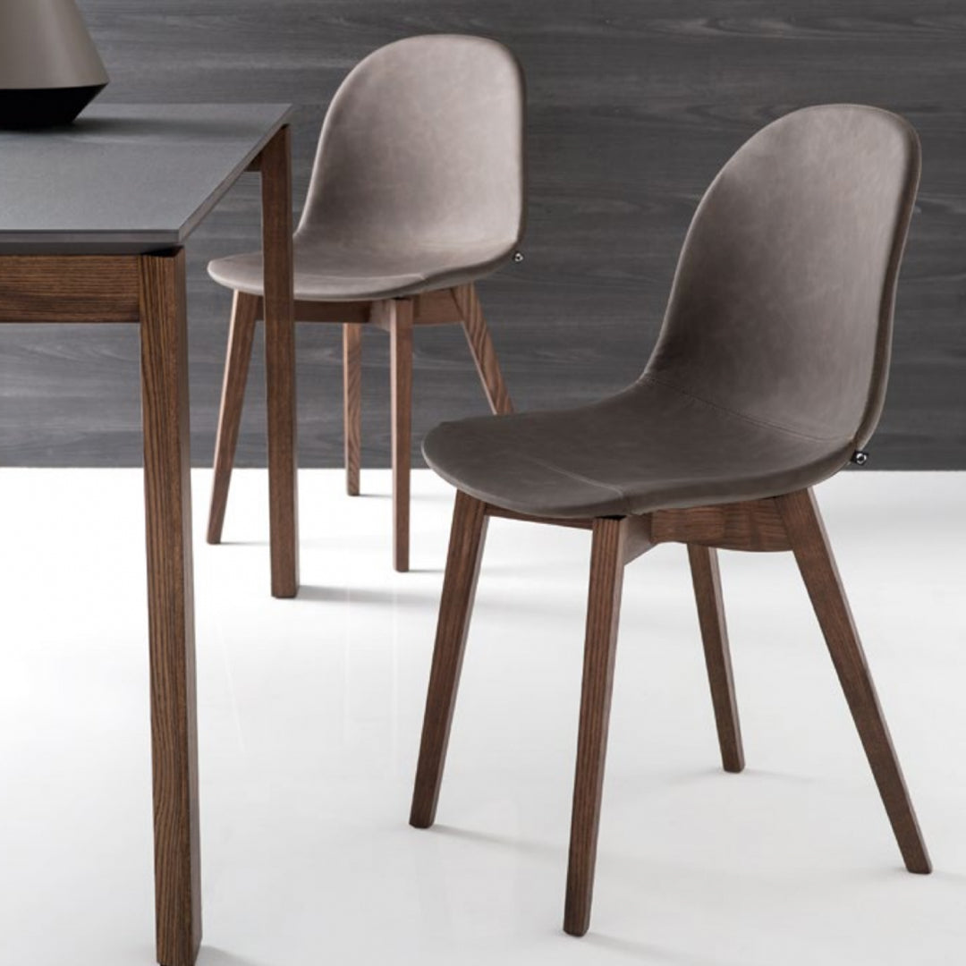 Silla de base de madera Academy de tela para Comedor. Muebles Italianos