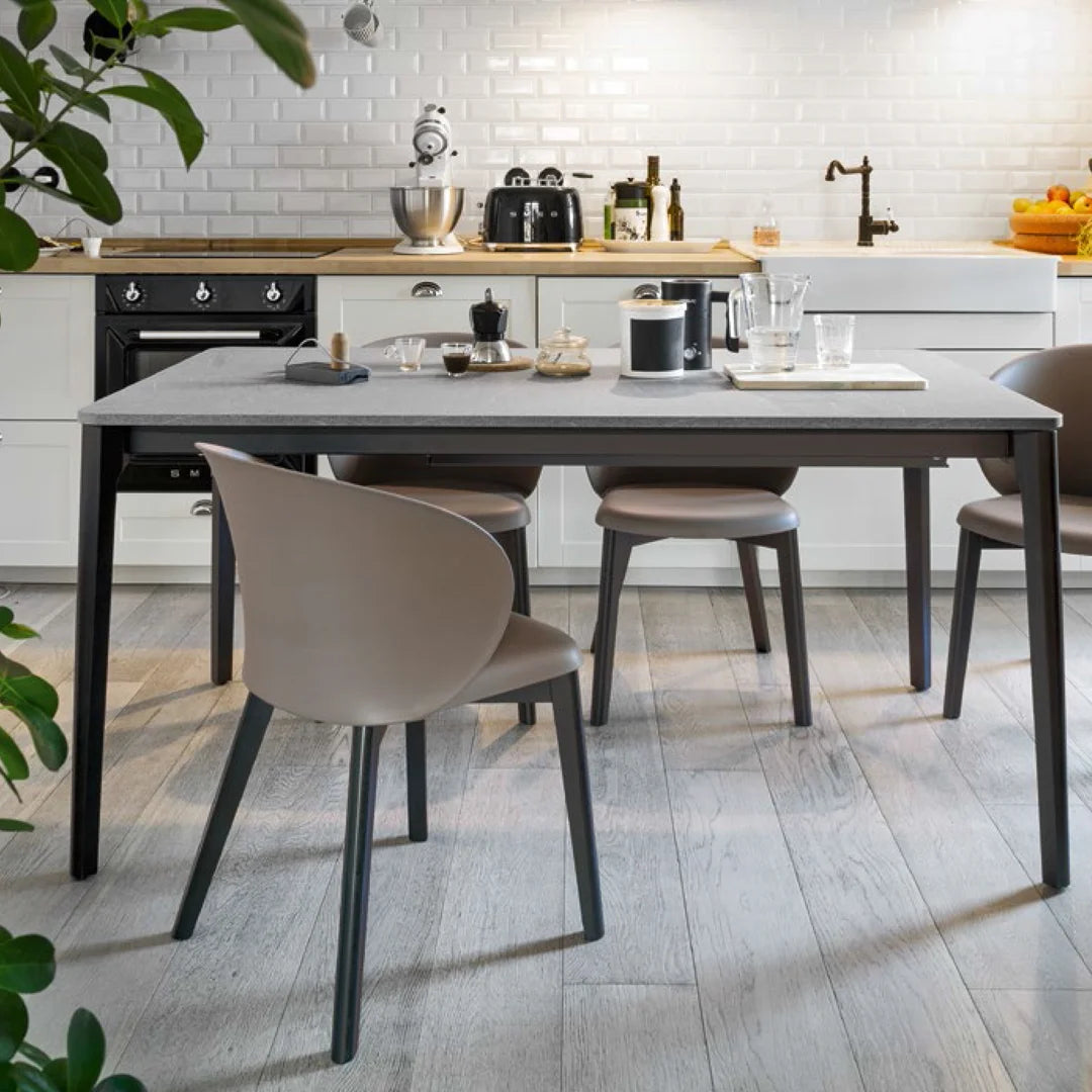 Silla sustentable Tuka con base de madera. Muebles Italianos