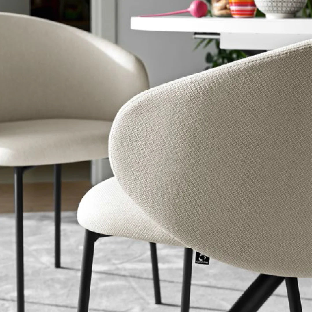 Silla Italiana Tuka con base de metal y tela. Muebles Italianos