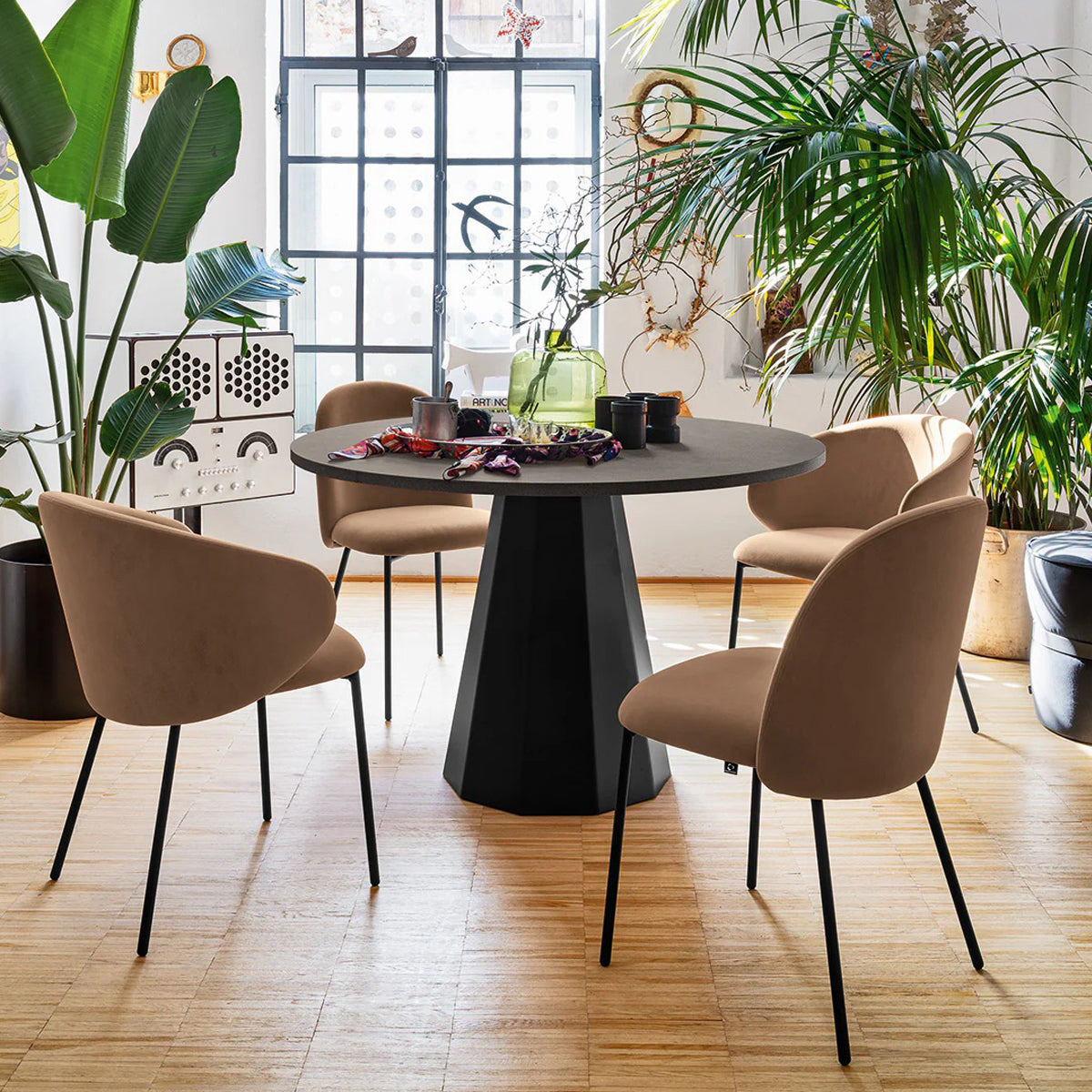Silla Italiana Tuka con base de metal y terciopelo
