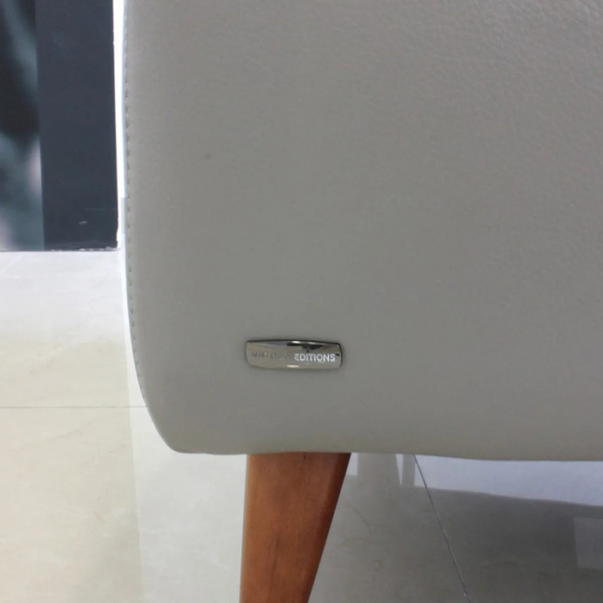 Sillón Felicita en piel base de madera. Muebles Italianos