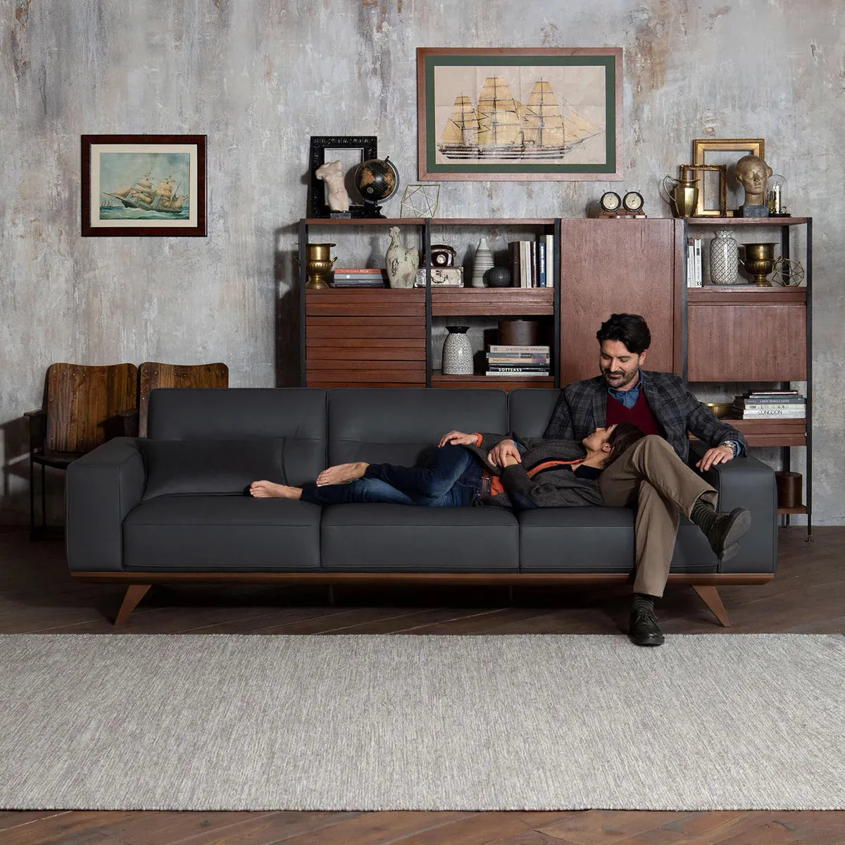 Sofá Largo Adrenalina en piel antracita. Muebles Italianos