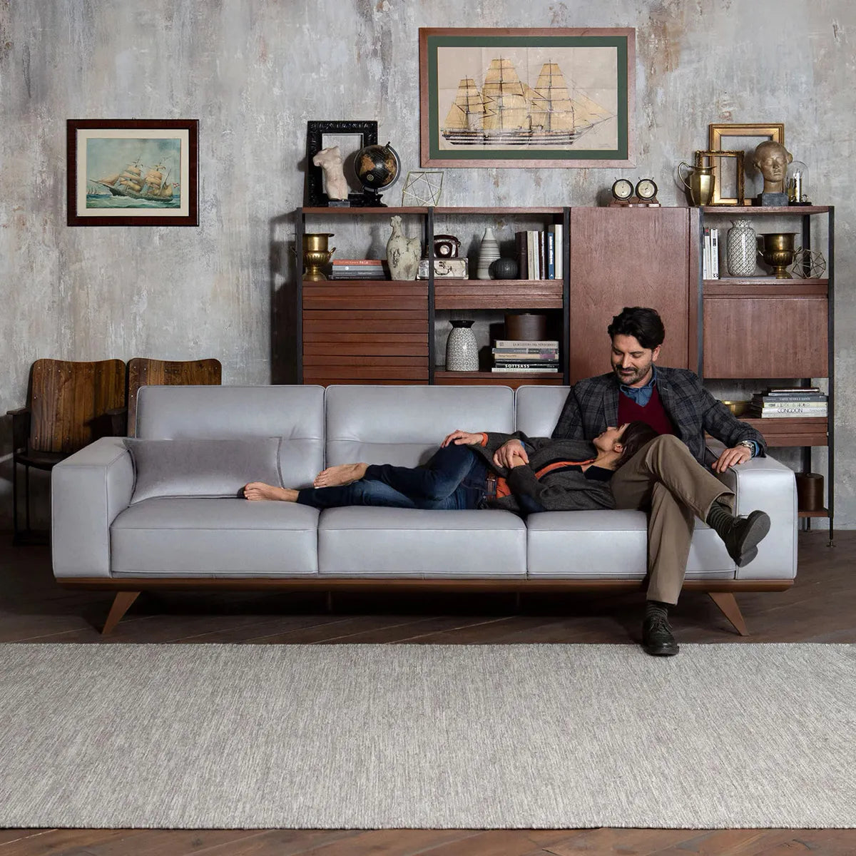 Sofá Largo Adrenalina en piel gris. Muebles Italianos