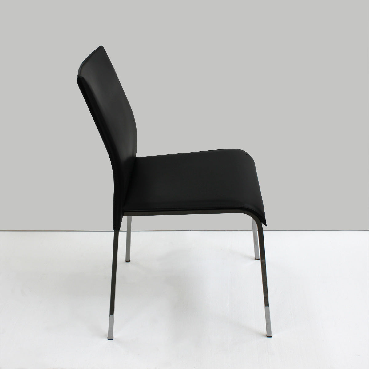 set de 3 sillas easy cuero negro. Muebles Italianos