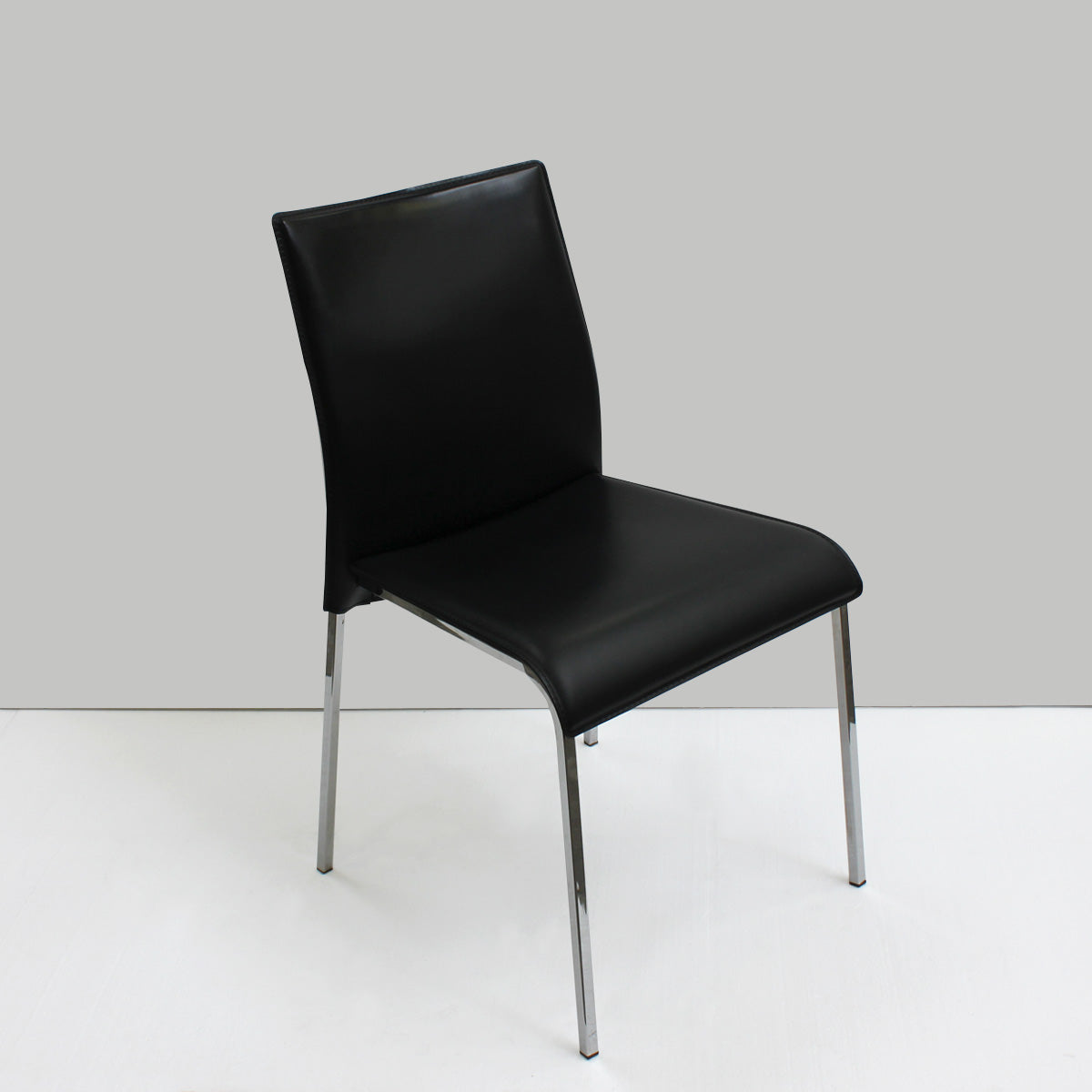 set de 3 sillas easy cuero negro. Muebles Italianos