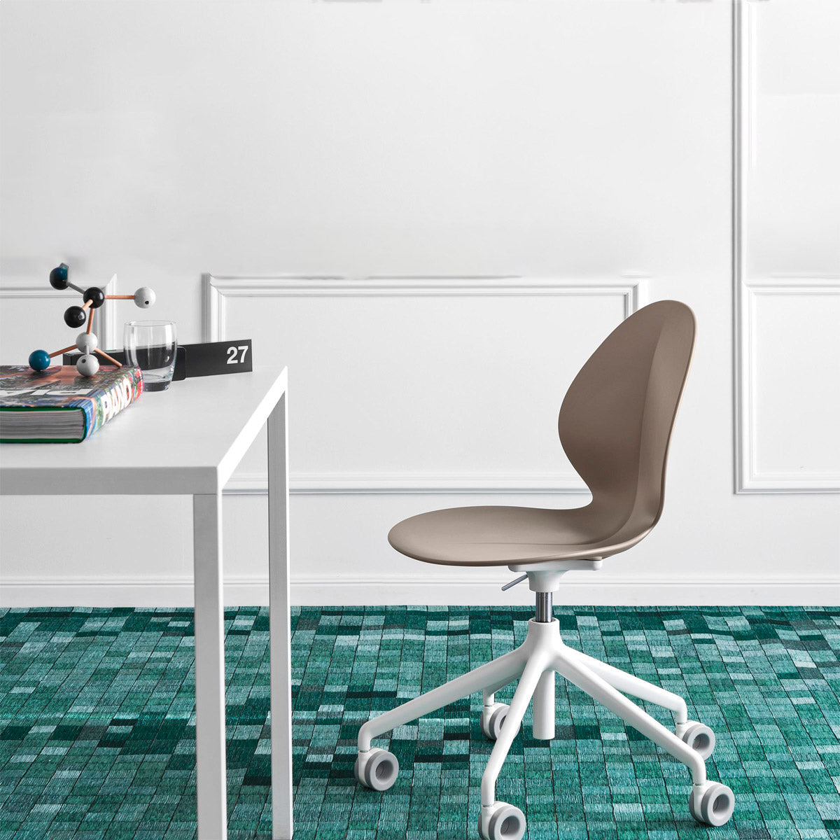 silla basil b/n con ruedas