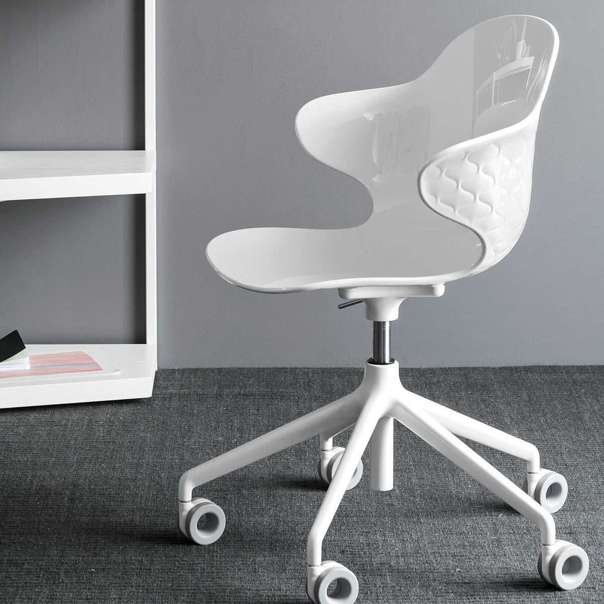 silla saint tropez b/n con ruedas. Muebles Italianos